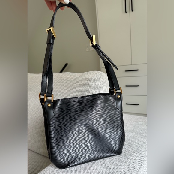 âSOLDâAuthentic Louis Vuitton Black Epi Mandara PM shoulder bag - Picture 2 of 16